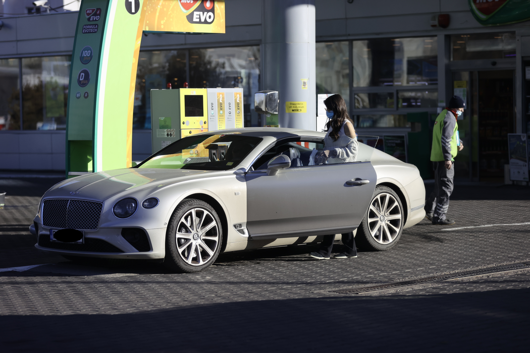 "Surorile Opticris" și-au "răsfățat" Bentley-ul în benzinărie (Foto: CANCAN.RO)