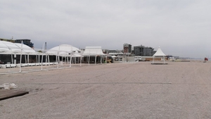 Cât de mult s-a lărgit plaja de la Mamaia! Imaginile spun totul: abia se vede marea