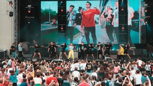 Tricoul SOS, vedetă în rândul fanilor 5GANG la concertul de la Arenele Romane!