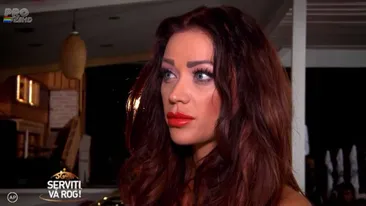 Cea mai sexy ospătărită de pe litoral! Cum a putut să se imbrace Bianca pentru a servi la mese. Clientii au fost incântati!