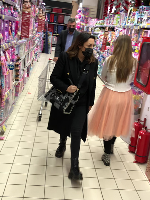 Andra a inspectat cu mare atenție rafturile