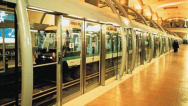 Bucureştenii au făcut o petiţie online pentru instalarea unor panouri de protecţie la metrou