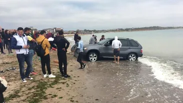 Un șofer teribilist a ajuns cu BMW-ul în mare, la Vama Veche! Ce amendă riscă să plătească