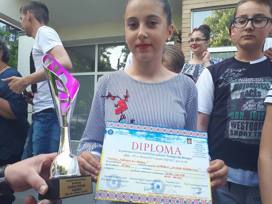Unul dintre numeroasele premii obținute de ansamblul ialomițean