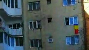 O femeie s-a prăbușit de la etajul 3 al unui bloc din Târgoviște. Medicii nu au mai putut să o salveze