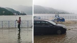 VIDEO incredibil! Un bărbat pescuiește pe faleza din Orșova, după ce o ploaie torențială a inundat toată zona