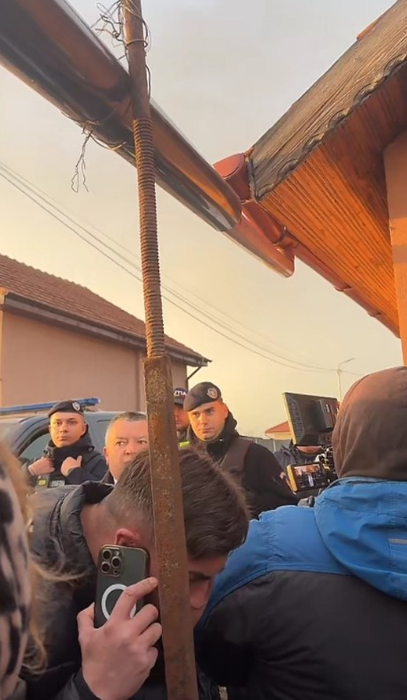 Revoltă în Sânmihaiu Român după ce criminalul lui Mario Berinde s-a mutat în localitate. Oamenii au protestat: “Copiii noștri sunt terorizați!”