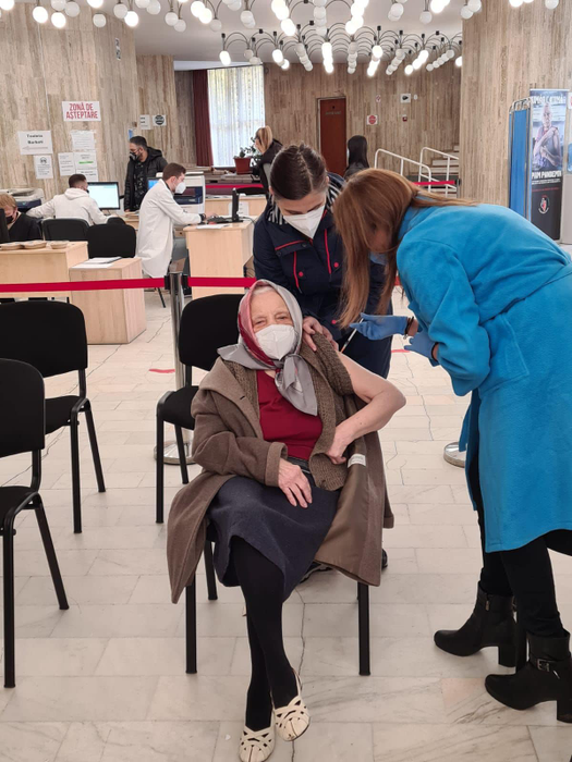 O bătrână în vârstă de 105 ani, din București, s-a vaccinat cu a treia doză de ser Pfizer/BioNTech. “Singura soluție să scăpăm”
