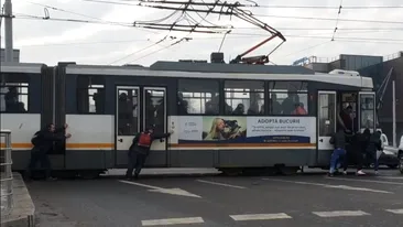 Imagini fabuloase în București! Tramvai împins de călători în mijlocul unei intersecții: “Piața Sudului, azi”