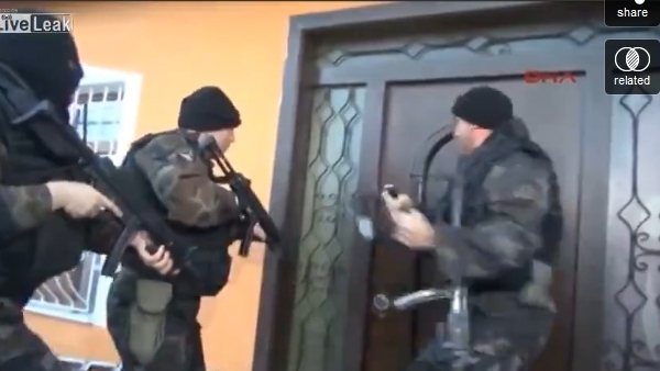 Asa ceva este incredibil! Au ales sa ii sparga casa in loc sa... sune la usa! VIDEO criminal de amuzant