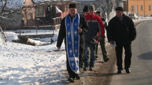 Ce mesaj au postat locatarii unui bloc din Iași, suparați pe preot, înainte de Crăciun, la avizier