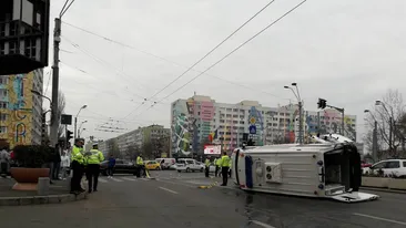 ULTIMA ORĂ! Accident grav în Capitală! O ambulanță a fost lovită de o mașină, în timp ce transporta un pacient la spital