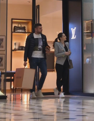 Mihai și Theodora ies de la Louis Vuitton