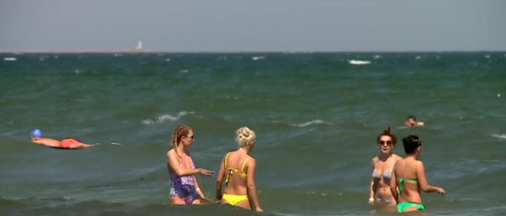 Parada costumelor de baie pe litoral: noul trend de bikini la Mamaia în august 2018