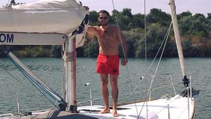 LIVIU VÂRCIU s-a fotografiat AŞA cu un prieten, iar fanii au intrat imediat la bănuieli! "Sunteţi pe invers?"