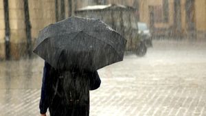 ANM a schimbat prognoza meteo! Avertizările au fost prelungite: când scăpăm de ploi și frig