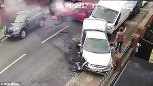 Accident spectaculos! A distrus 5 mașini, apoi a fugit și a anunțat Poliția că i-a fost furat autoturismul! Cum a fost prins șoferul și ce a pățit