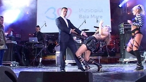Show la Festivalul Castanelor! Primarul din Baia Mare, dans provocator pe scena alaturi de Corina. Vezi fotografii senzationale