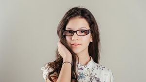 CLEOPATRA STRATAN a devenit o adevărată domnişoară, dar abia când s-a pozat lângă tatăl ei, toată lumea a putut vedea asta