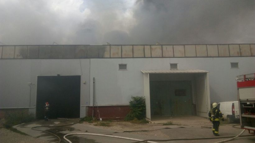 Incendiu puternic în Capitală, la o hală de băuturi alcoolice din zona Faur Poarta 4