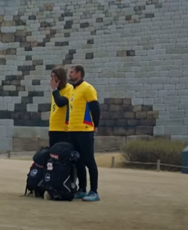 Cum s-au îmbrăcat ”păpușicile” Gabi Tamaș și Dan Alexa în marea finală? Au atras atenția din primul moment