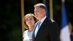 Cum s-a îmbrăcat Carmen Iohannis în prima zi de şcoală, la Sibiu. Soţia preşedintelui Klaus Iohannis, ţinută nepotrivită? Cum arăta rochiţa