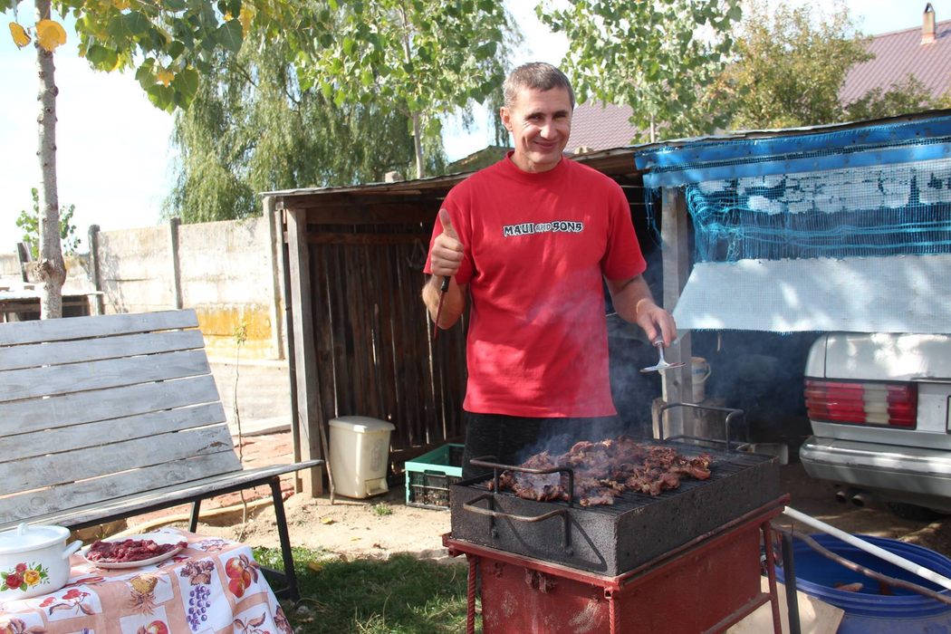 Imaginile cu Micul Hercule care au şocat o lume întreagă! Curtea în care locuieşte cei mai puternic copil din România, plină de sânge!