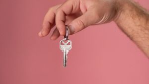 Pericolul care-i pândește pe toți românii care stau cu chirie. Dacă nu respectă această regulă simplă, pot avea de suferit