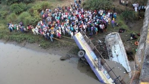 Tragedie in India. Zeci de morti dupa ce un autobuz a cazut de pe pod intr-un rau