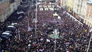 Vârsta de pensionare, schimbată oficial: Pensionarii, în stradă