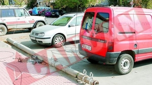 Un stalp a cazut peste doua masini