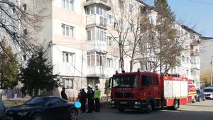 Bloc evacuat din cauza mirosului de gaz! În urmă cu o lună o deflagrație s-a produs în apropiere, la un alt bloc