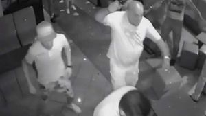 Scandal sângeros într-un club! Un tânăr a fost rupt în bătaie de patru scandalagii. Atenţie, imagini şocante!