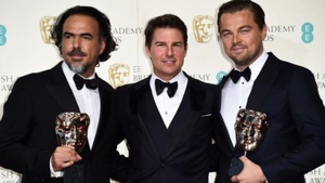 Leonardo DiCaprio si-a sarbatorit premiul BAFTA intr-o camera de hotel, alaturi de Laura Whitmore