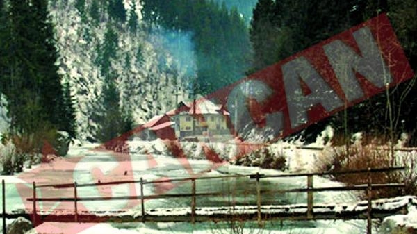 Copii nevoiti sa ajunga la scoala prin raul inghetat