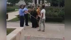 Zeci de interlopi s-a bătut în curtea Mitropoliei Moldovei și Bucovinei