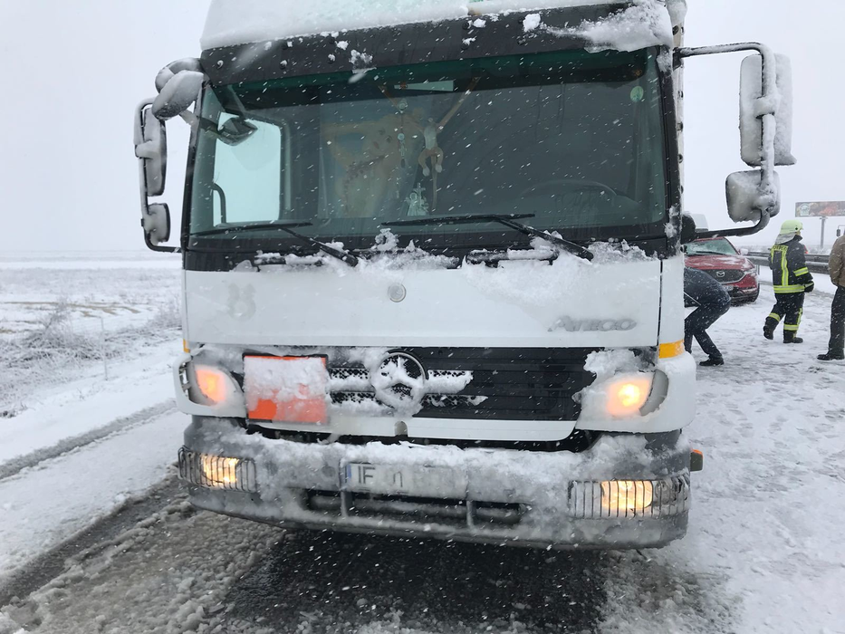 Circulaţie îngreunată pe A1, din cauza unor accidente şi a ninsorii