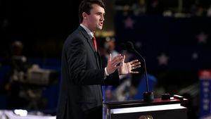 Imagini VIDEO cu asasinul lui Charlie Kirk, publicate de FBI. Detaliul care pur și simplu nu se leagă pentru americani