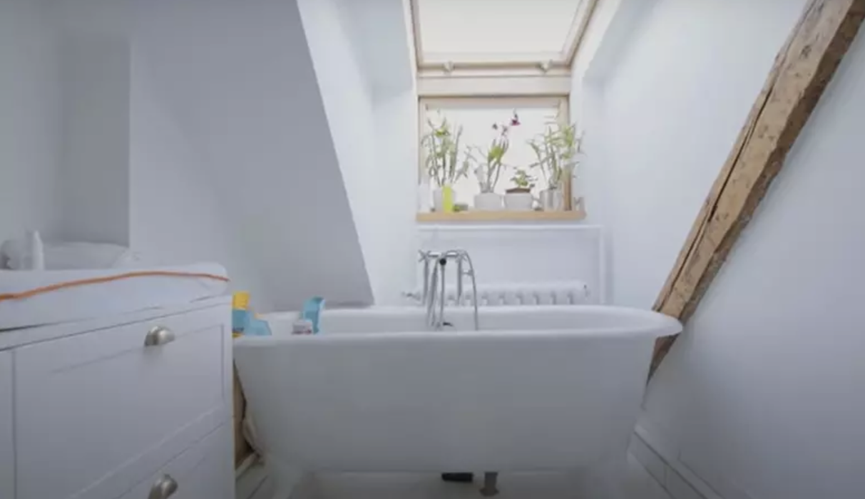 Cum arată apartamentul în care locuiește Amalia Enache, lângă Parcul Cișmigiu. Are 3 camere, o bucătărie și o baie