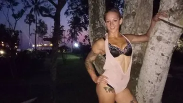 Momentul dramatic în care o acrobată îşi rupe gâtul, căzând de la patru metri înălţime! Totul a fost filmat 