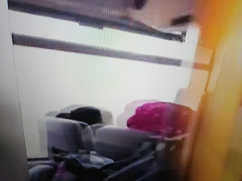 Imagini uluitoare în Vama Nădlac! Cum sunt înghesuiți oamenii într-un autocar care îi duce în carantină: ”Mână criminală!”