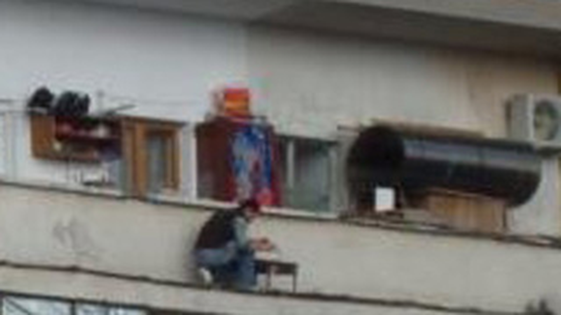 Singurul loc unde nu te asteptai sa vezi vreun cocalar facand gratar! Uite-l pe asta cum isi risca viata stand la etajul 7, pe marginea balconului, la cativa centimetri sa cada in gol!