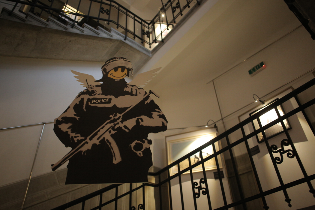 „The Art of Banksy”. Banksy, celebrul ”artist graffiti”, expoziție de senzație în Arcul de Triumf