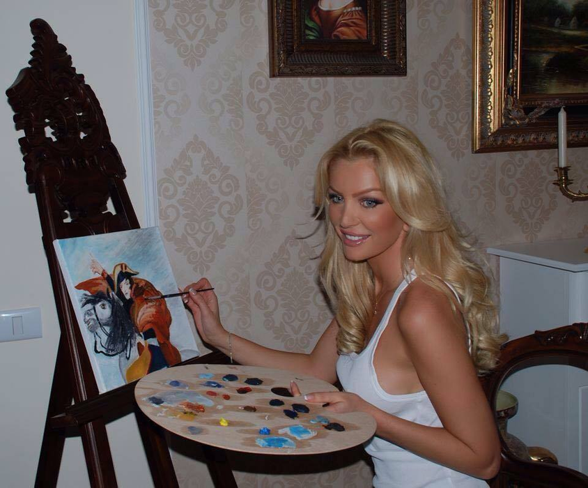 Cristina este model şi locuieşte în Italia.