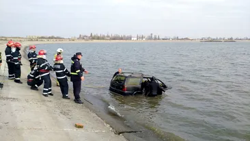 O maşină a fost găsită în Lacul Morii, din Bucureşti! Pompierii au intervenit de urgenţă