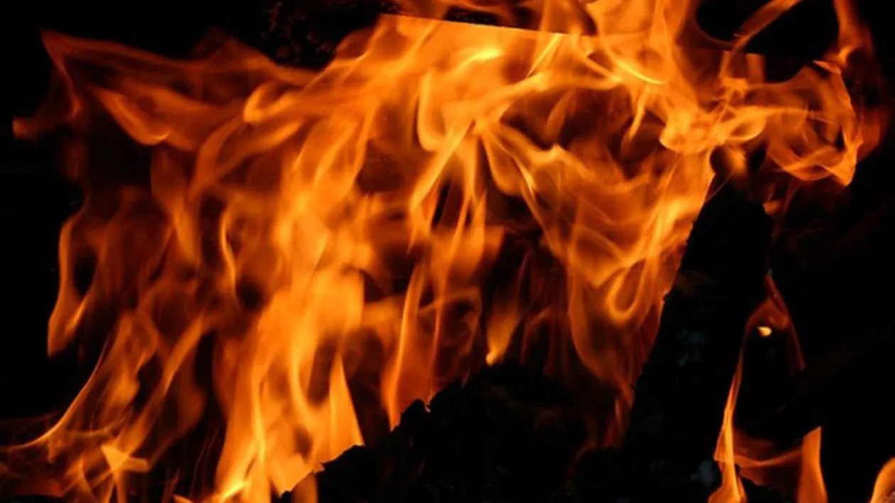 Incendiu puternic in Bucuresti! Pompierii au mari probleme