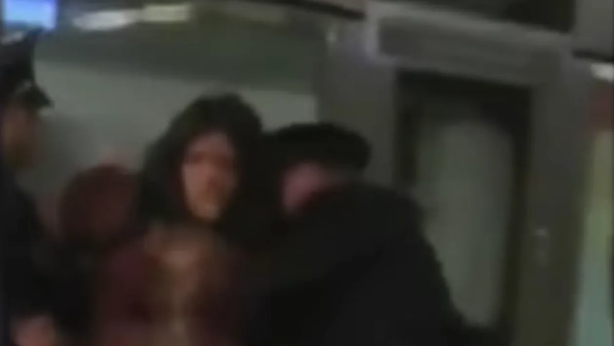 Scene şocante în metrou! Un poliţist a dat afară din tren o tânără! Ce l-a deranjat pe acesta
