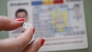 Primele buletine electronice au fost eliberate! Posesorii sunt 24 de tineri din Cluj-Napoca. „Totul e mai simplu”