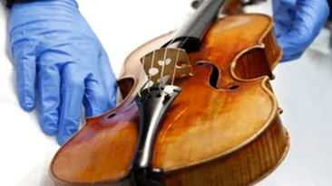 I-a furat o vioara Stradivarius dintr-un fast-food!
