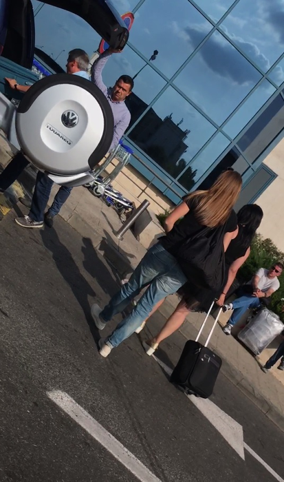 Tânăra aşteaptă ca ex-premierul să îi dea jos bagajul din maşină